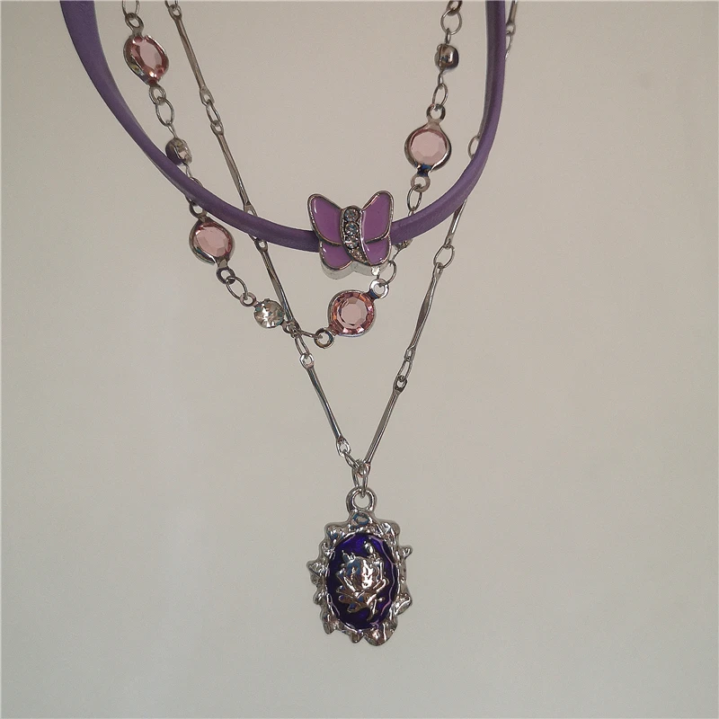 Lila Schmetterlingsblumen-Anhänger Kristallkette Leder-Halsketten-Set für Frauen Mehrschichtige Halsketten Goth Y2K Charm-Schmuck