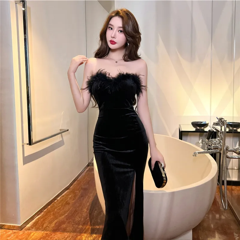 セクシーなハイ スリット ストラップレス フェザー ブラック ベルベット イブニングドレス ファッション ノースリーブ ファー スラッシュネック ペンシル ロング パーティードレス