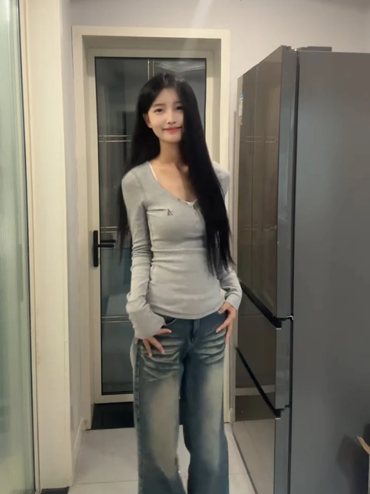 Dopasowana koszulka damska z długim rękawem na wczesną jesień 2024, nowa, seksowna, w stylu amerykańskim, z haftem na guziki, dekolt w serek, mieszanka bawełny.