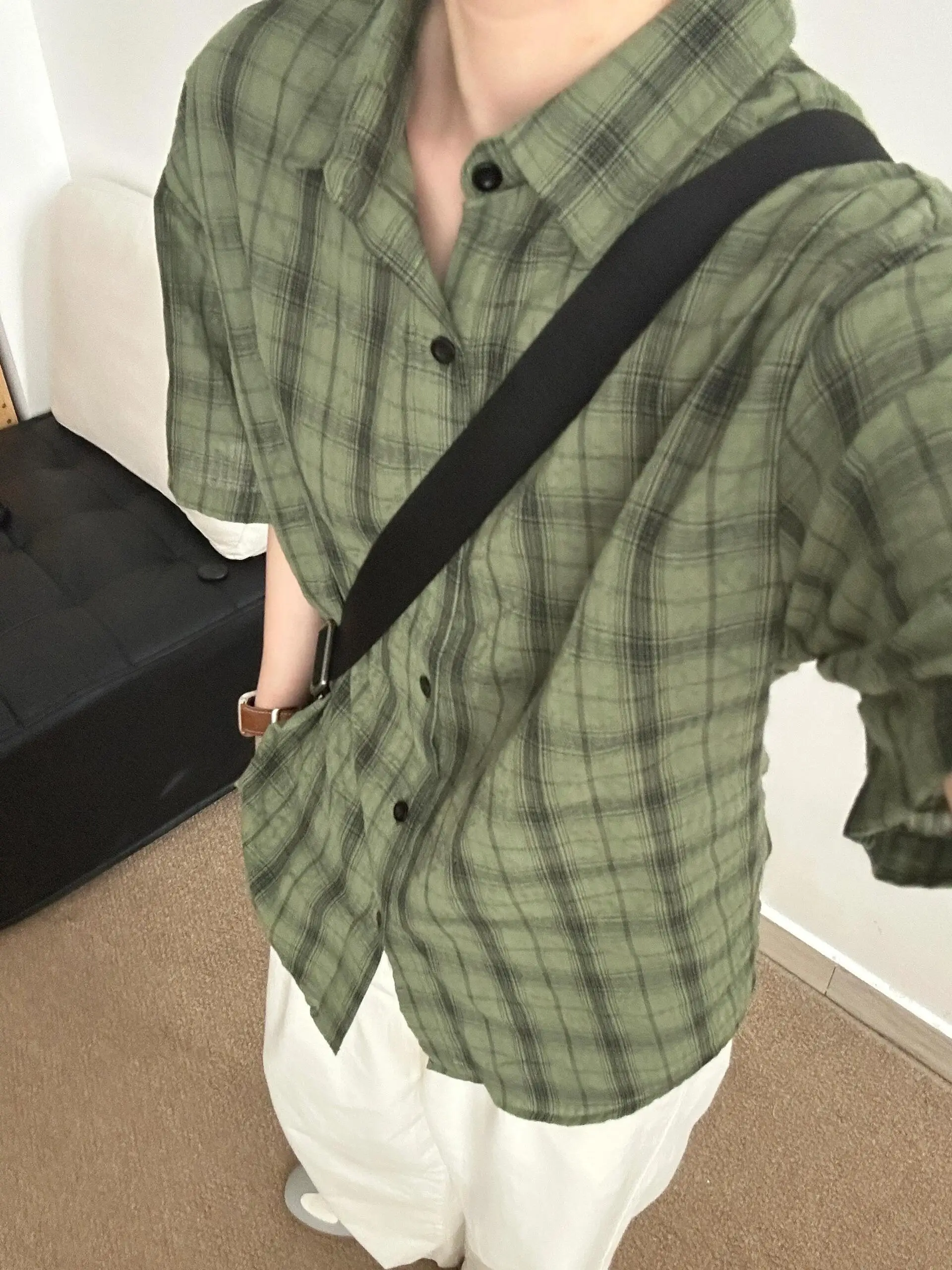 

een American Retro Plaid ort Sve irt Men Summer Thin High-End Feeling Haome irt Cleanfit Jaet Loose Fit Youth...