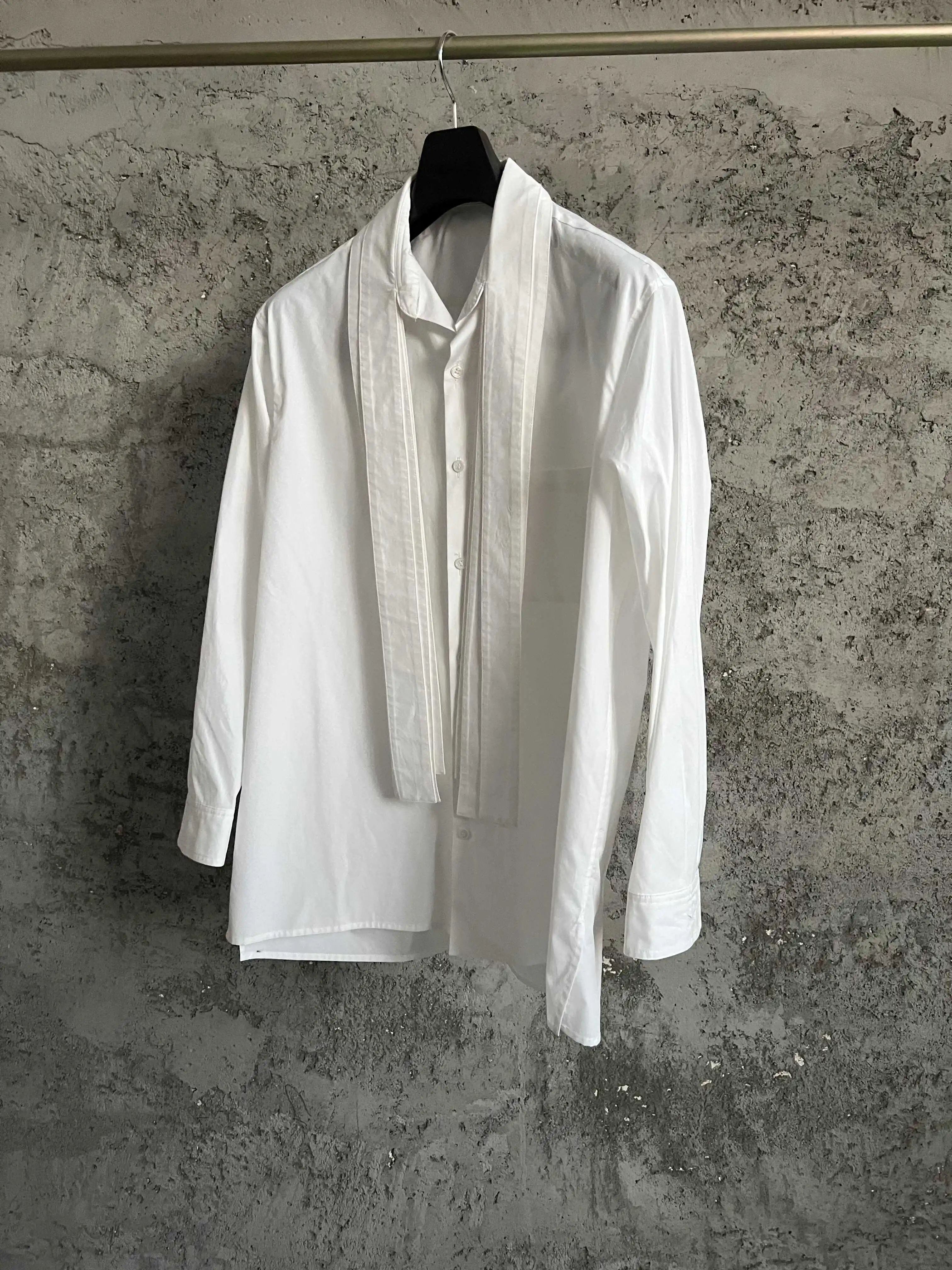 A long-sleeved, fashionable urban shirt with a white pure cotton scarf collar