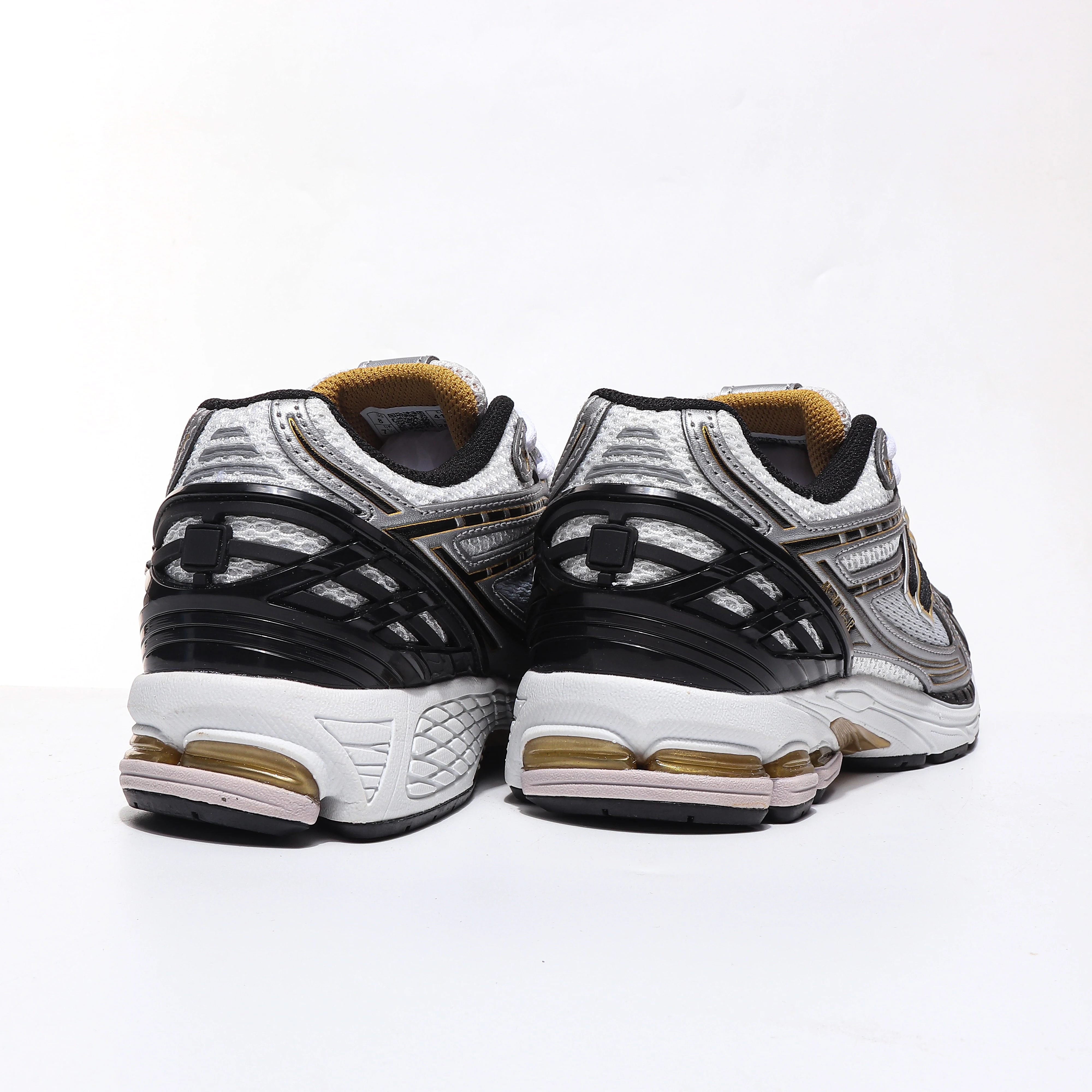 أحذية الركض من سلسلة 1906 للجنسين: أحذية كاجوال عصرية باللون الفضي والأبيض والأصفر