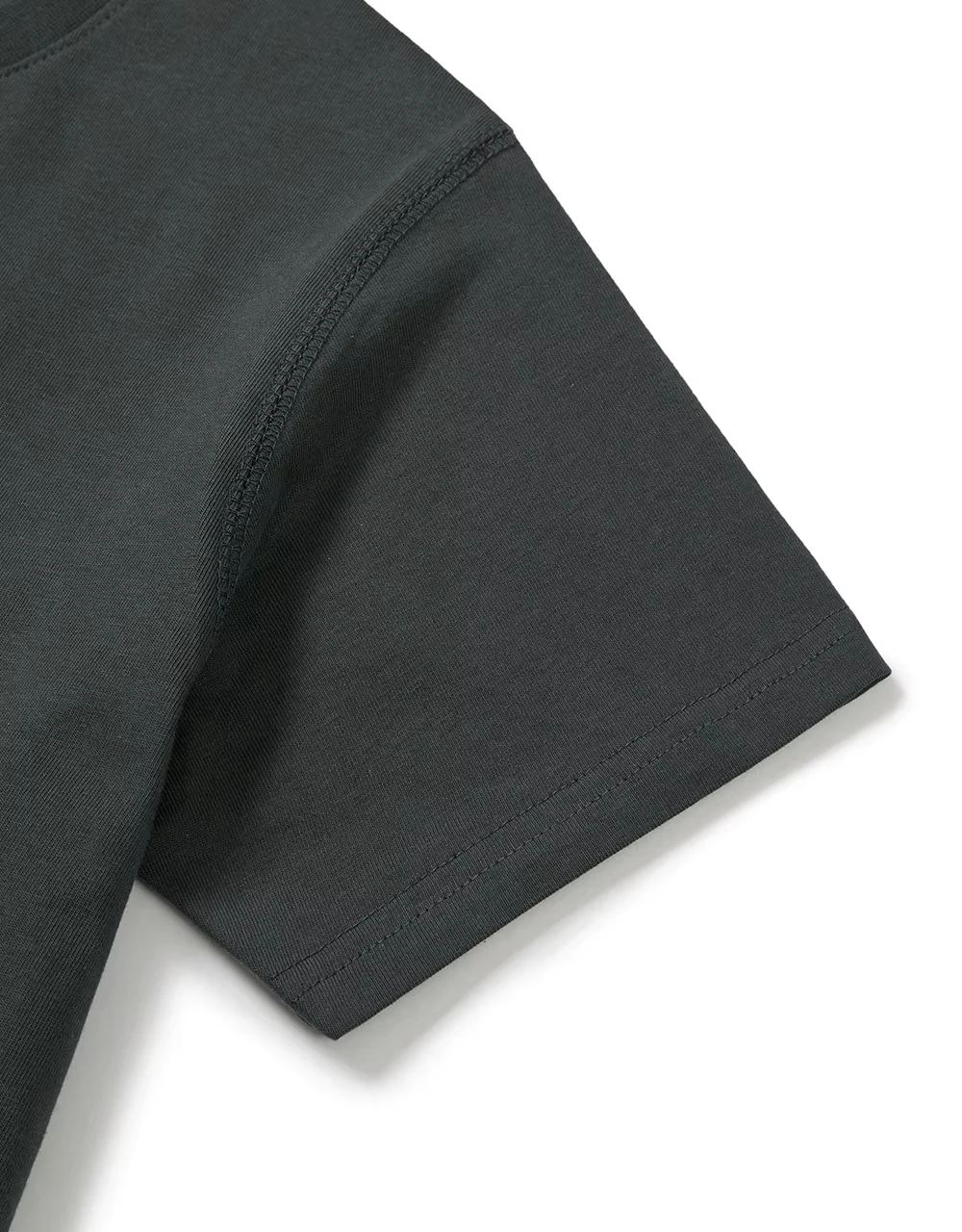 تي شيرت رجالي بنمط قطة ممتعة بتصميم "قطة على شكل قلب قذر". الخلفية السوداء مع نمط القطة البيضاء هي أفضل هدية لمحبي القطط.