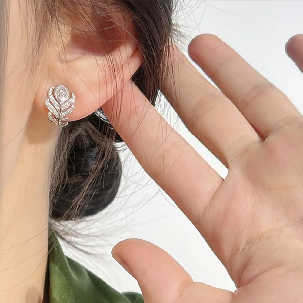 Luxury Sparkle Full 5A Zircon Feather Leverback Earrings for Women Hollow Leaf Design Hoop Earrings Banquet Party Trendy Jewelry