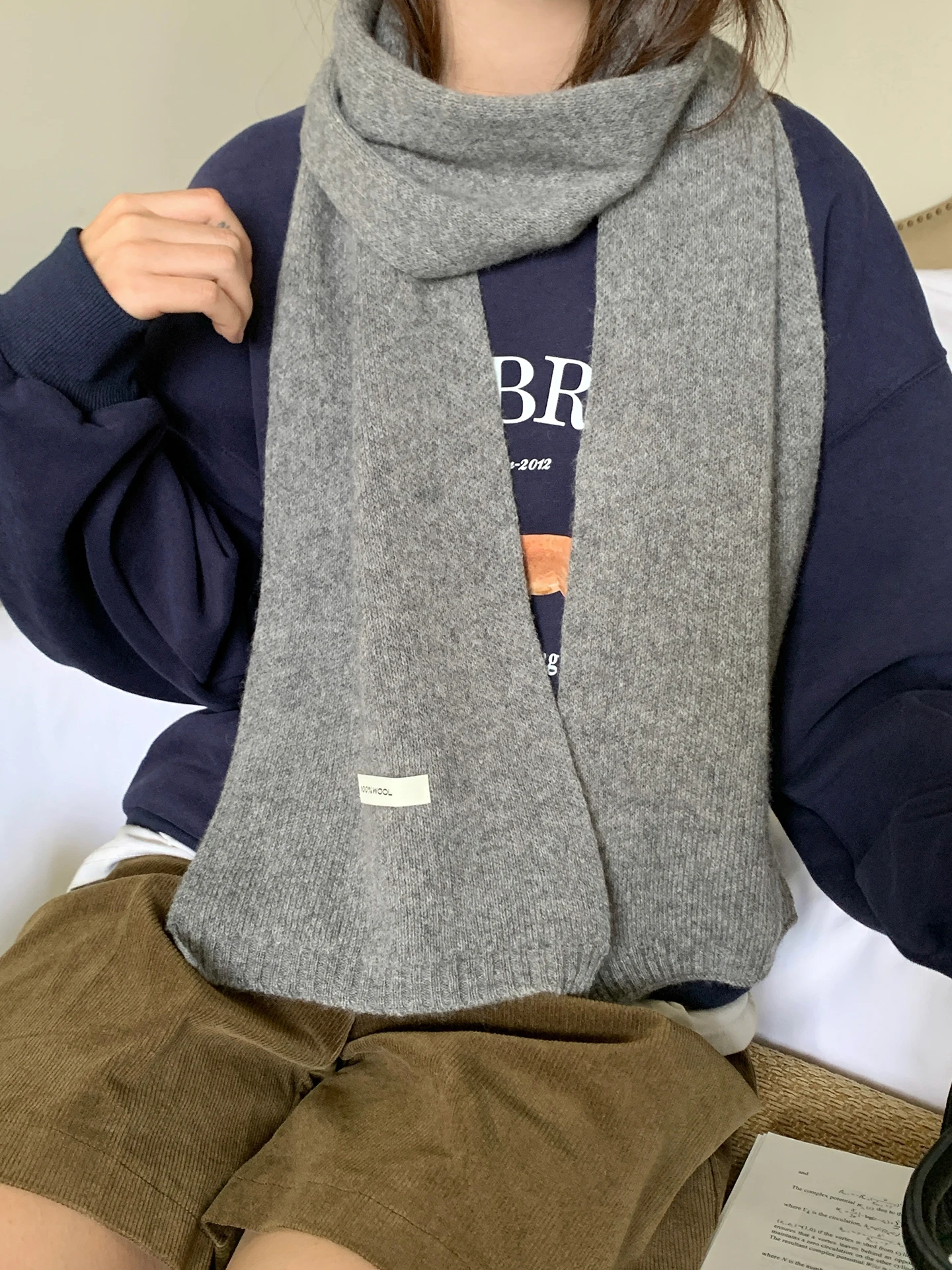 sciarpa-in-maglia-dal-design-minimalista-e-dai-colori-sobri-ideale-per-le-donne-realizzata-in-lana-e-calda-e-offre-una-protezione-extra-per-il-collo-dimensioni-150x20-cm