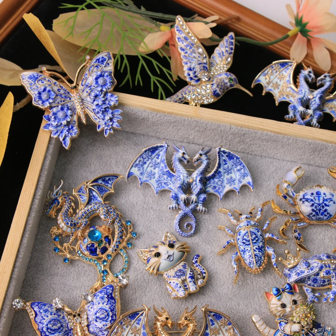 Barocke Luxus-Broschen mit Tier- und Insektenmotiven für Damen und Herren, Schmuck im Blau-Weiß-Porzellan-Stil, Modeaccessoires – Detail 3