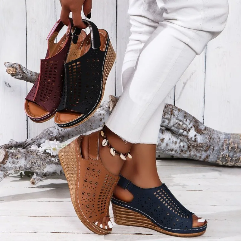 Nuevas sandalias de moda, zapatos suaves y versátiles para mujer, antideslizantes, cómodos, informales, tacones altos, zapatos romanos Retro simples huecos, zapatos romanos francos