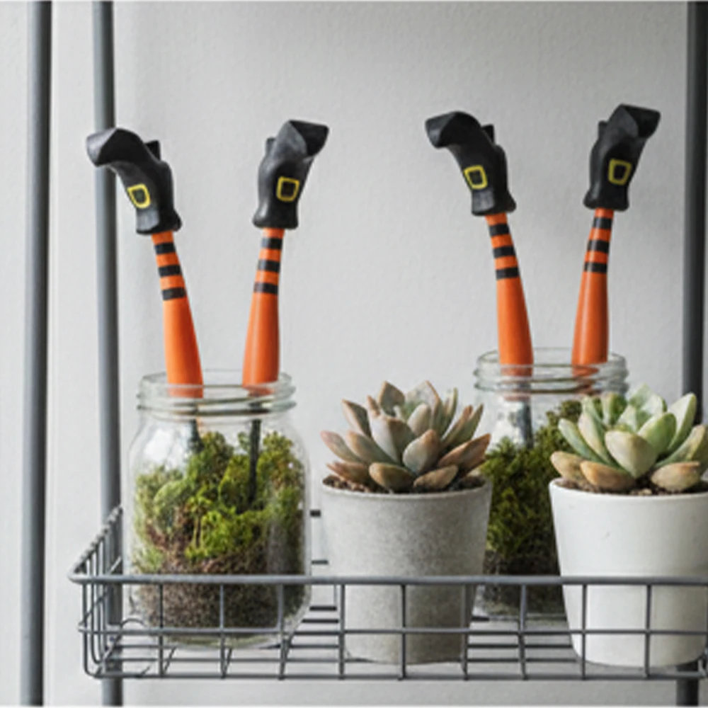 A pair of 3D-printed foot figurines, which are very unique and suitable for decorating flower pots