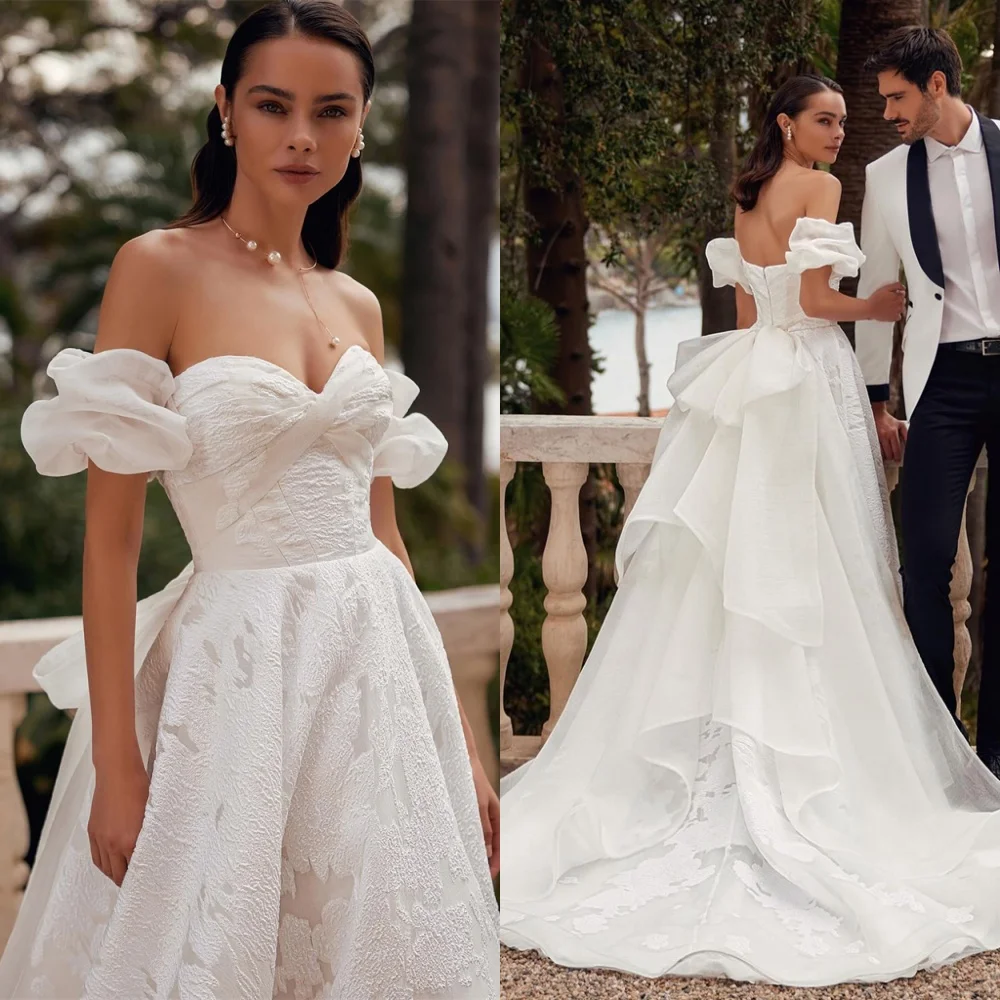 

Customized White Tulle Bridal Gowns Temperament Strapless Off the Shoulder Wedding Dresses Chapel Train Zipper Back Dress