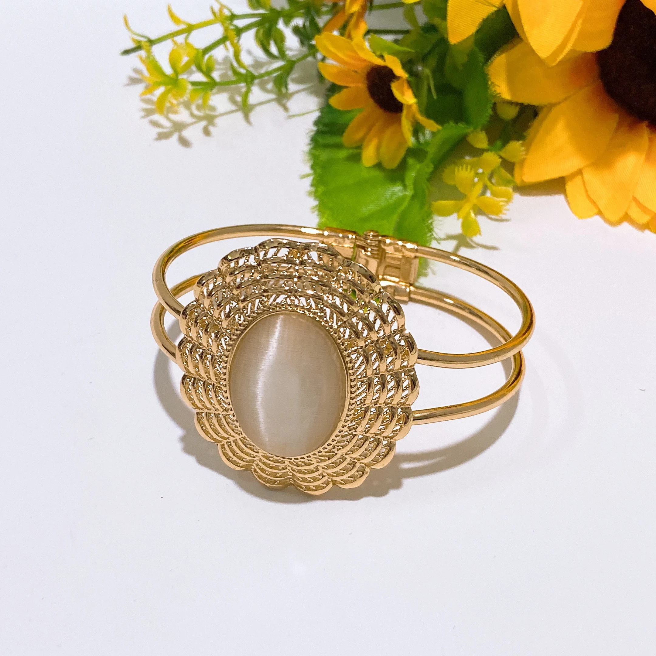Vintage Gold Plated Cuff Brace - огляд і ціна Vintage Collectible Classics
