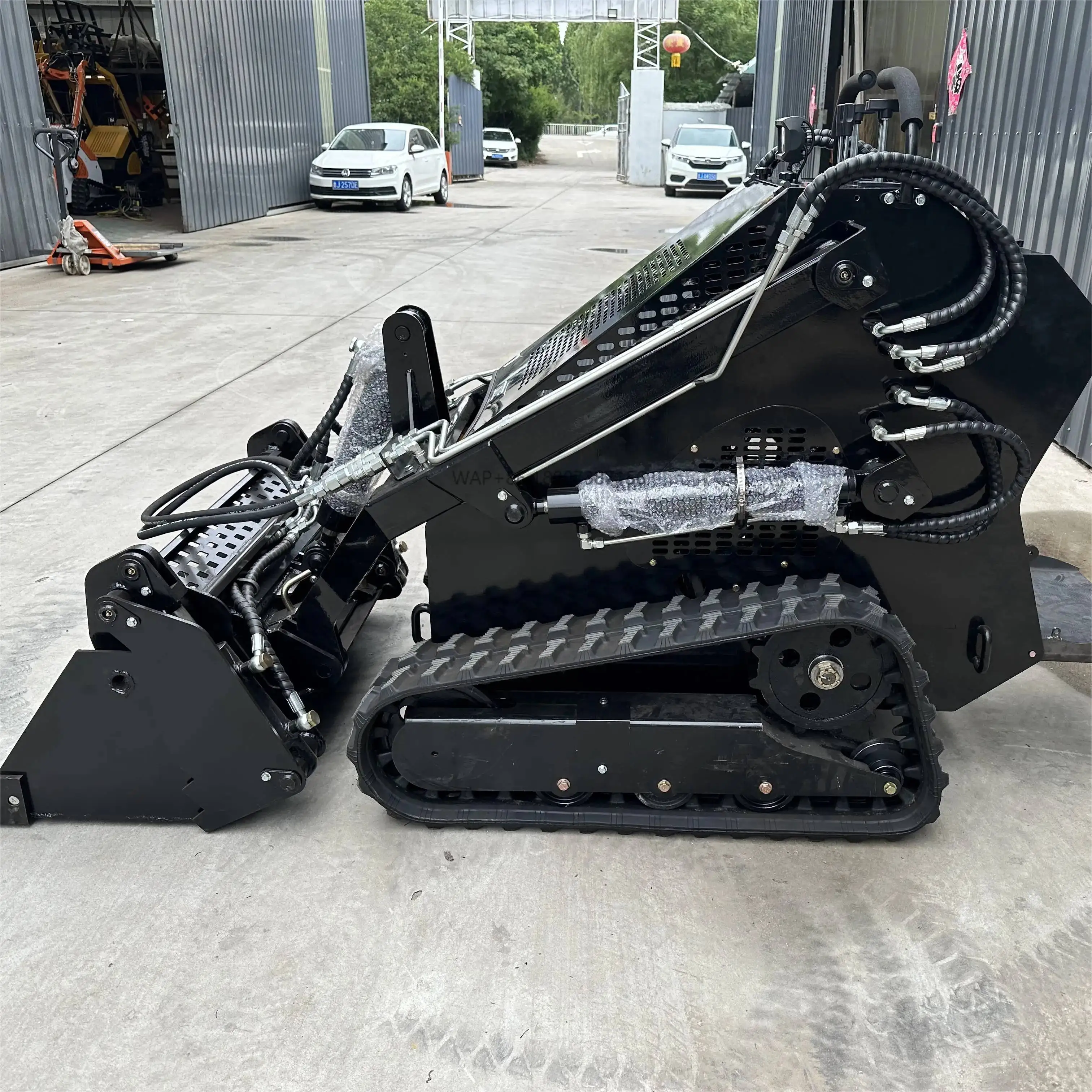 Free Delivery of CE/EPA Euro 5 Small Garden Loaders, Mini Skid Steer Loaders With Spiral Drill Buckets, Snow Plows And Trenchers