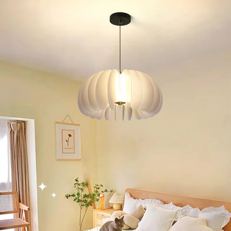 Lampe LED suspendue au design minimaliste moderne, luminaire décoratif d'intérieur, lumière douce, idéal pour un bureau ou une table de chevet, blanc crème