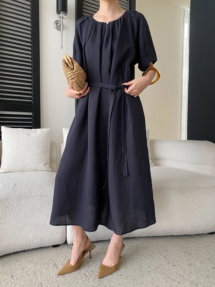 Sommerliches Damenkleid in unifarbenem Design mit plissierter Taille und Rundhalsausschnitt. – Detail 9