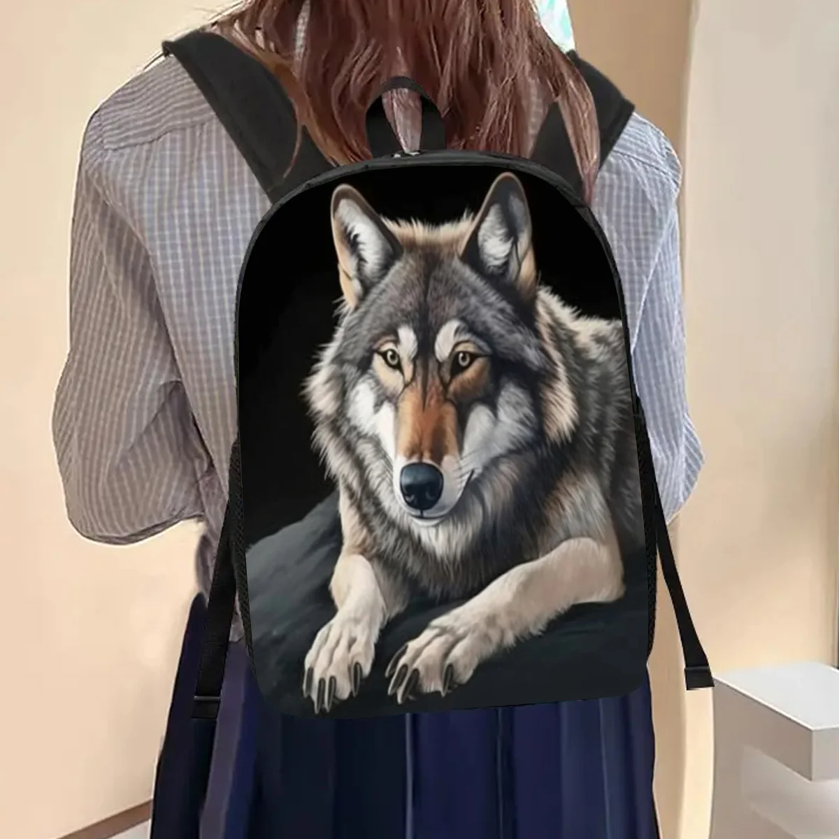 

This realistic style Wolf large-capacity 17inch casual backpack laptop bag with a water bottle holder is lightweight and durable