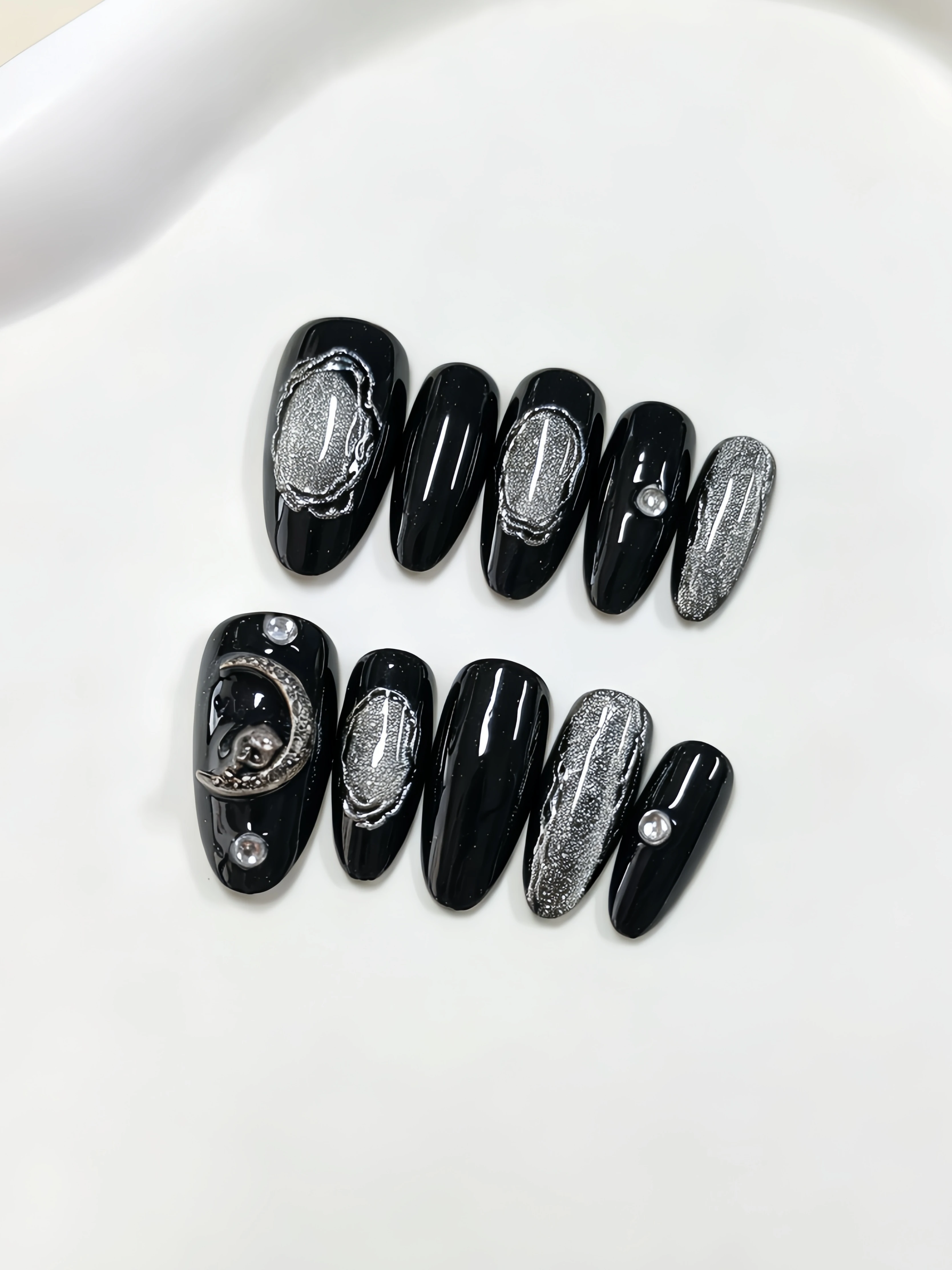 アーモンド型のつけ爪10枚、ピュアブラックにシルバーグリッタ - Nail Art Eye Cat のレビューと価格