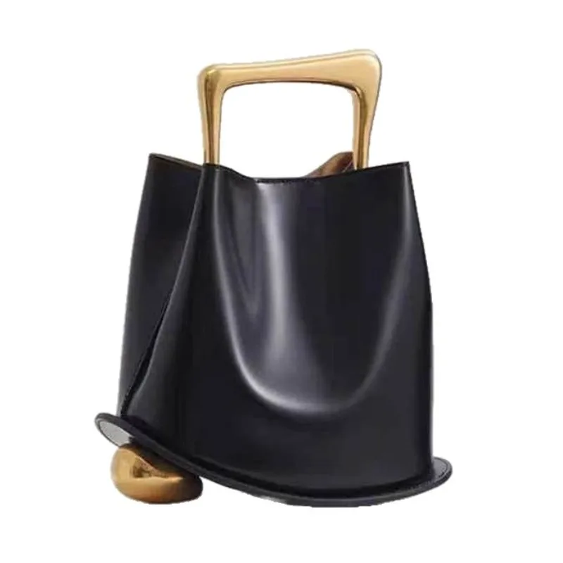 Sac bandoulière pour femme de marque de luxe, en cuir premium avec sangle réglable, compact mais fonctionnel, idéal pour la vie en ville