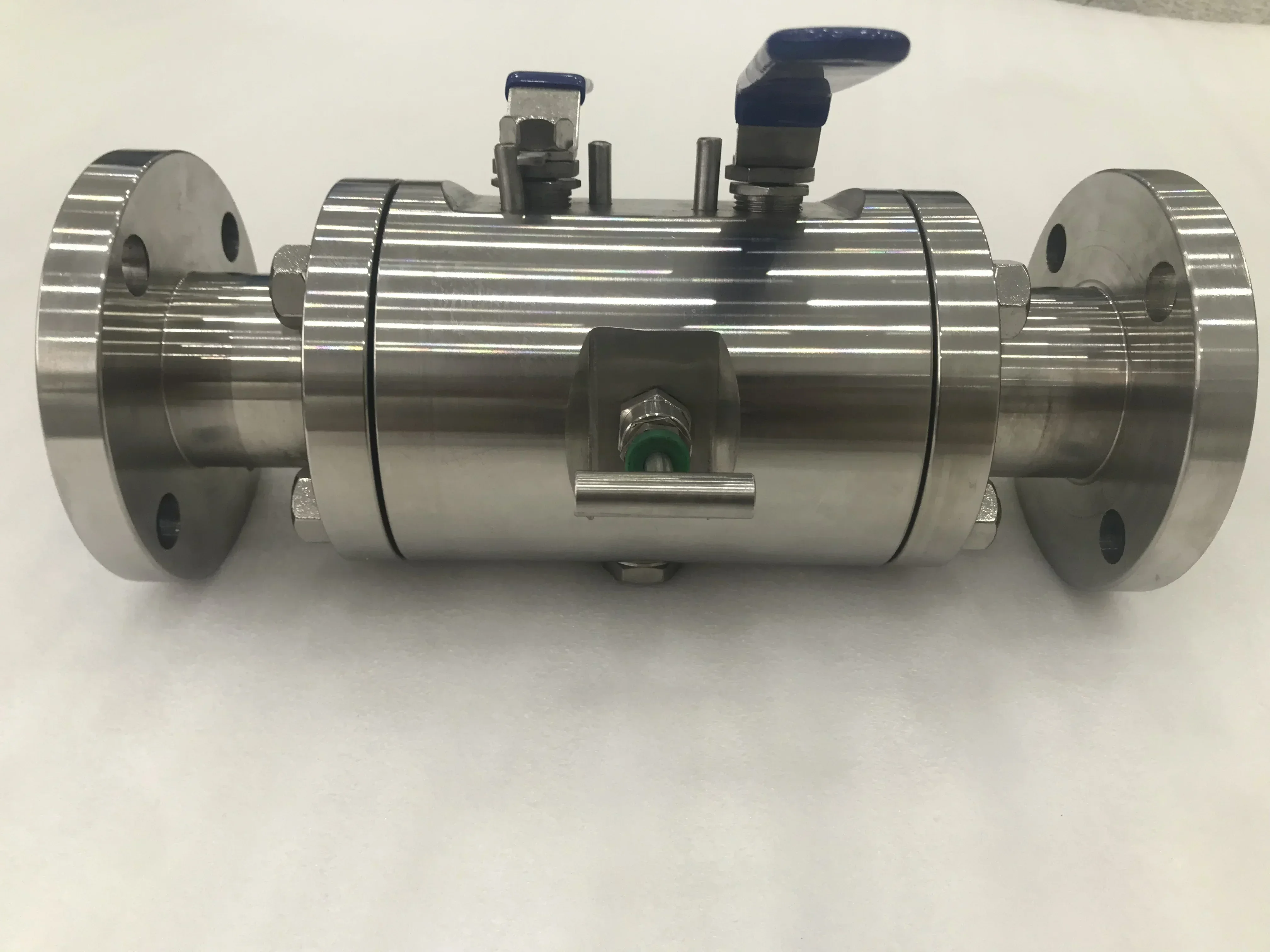 

Промышленный фитинг из нержавеющей стали 2500 фунтов на кв. дюйм: кованый двойной блокировочный и воздухоотводный клапан для нефтегазовой отрасли (горячая продажа)