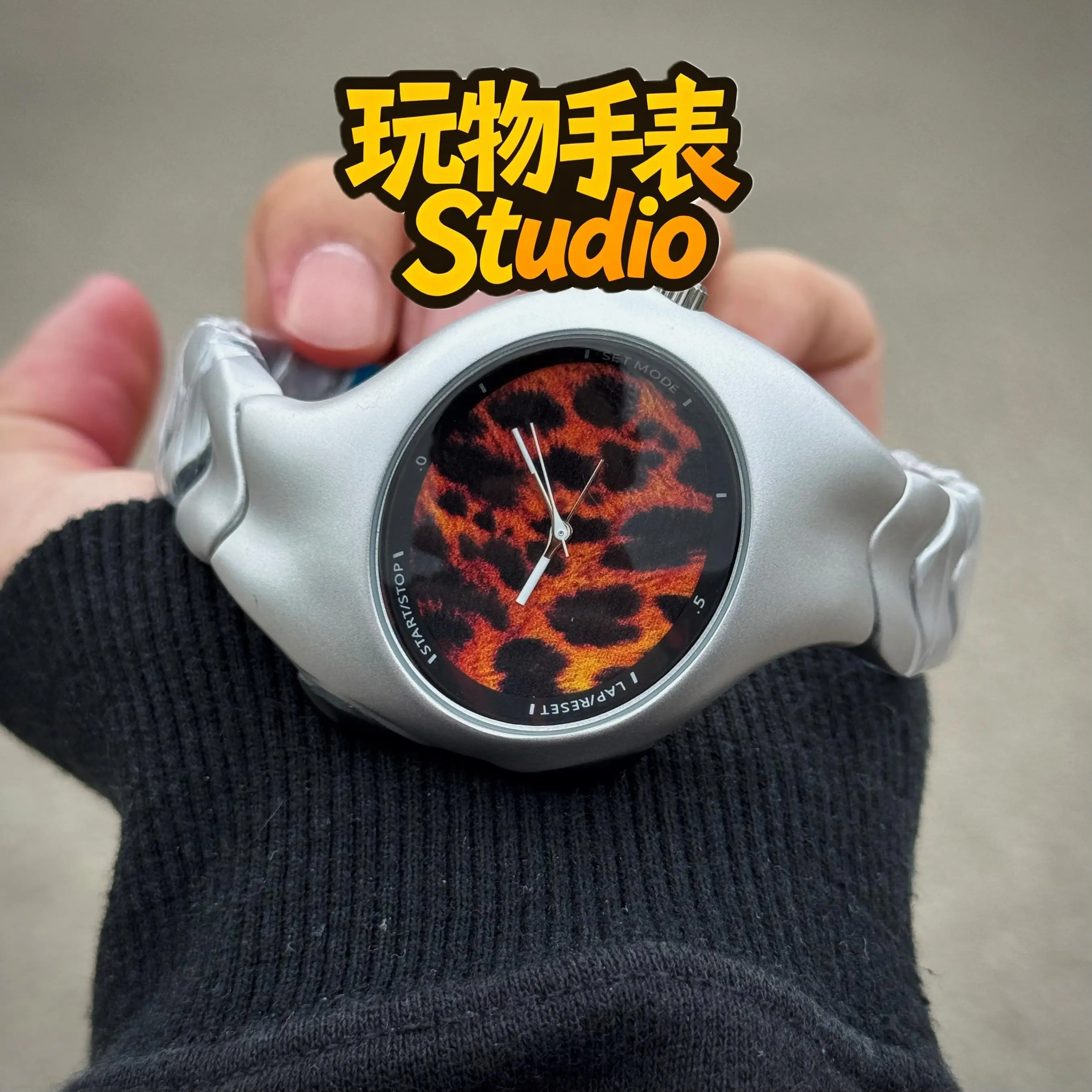 orologio-in-stile-y2k-con-una-forma-unica-e-distorta-un-orologio-al-quarzo-resistente-all'acqua-con-un-motivo-retro-a-stampa-leopardata-adatto