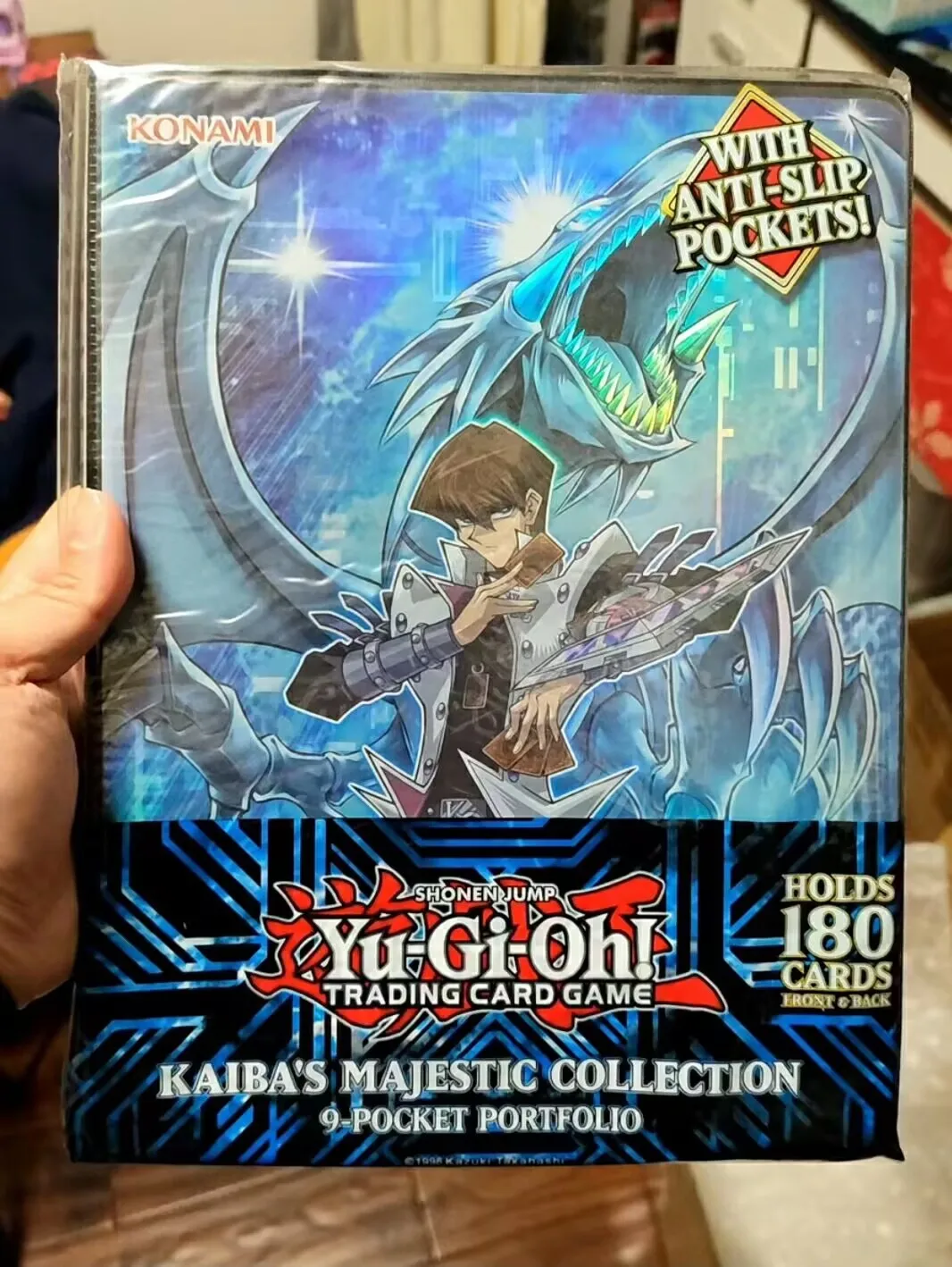 Yugioh KONAMI Duel Monsters Coleção Oficial Majestosa de Kaiba, Pasta para 9 Cartas com Capacidade para 180 Cartas, Pasta de Duelista Selada