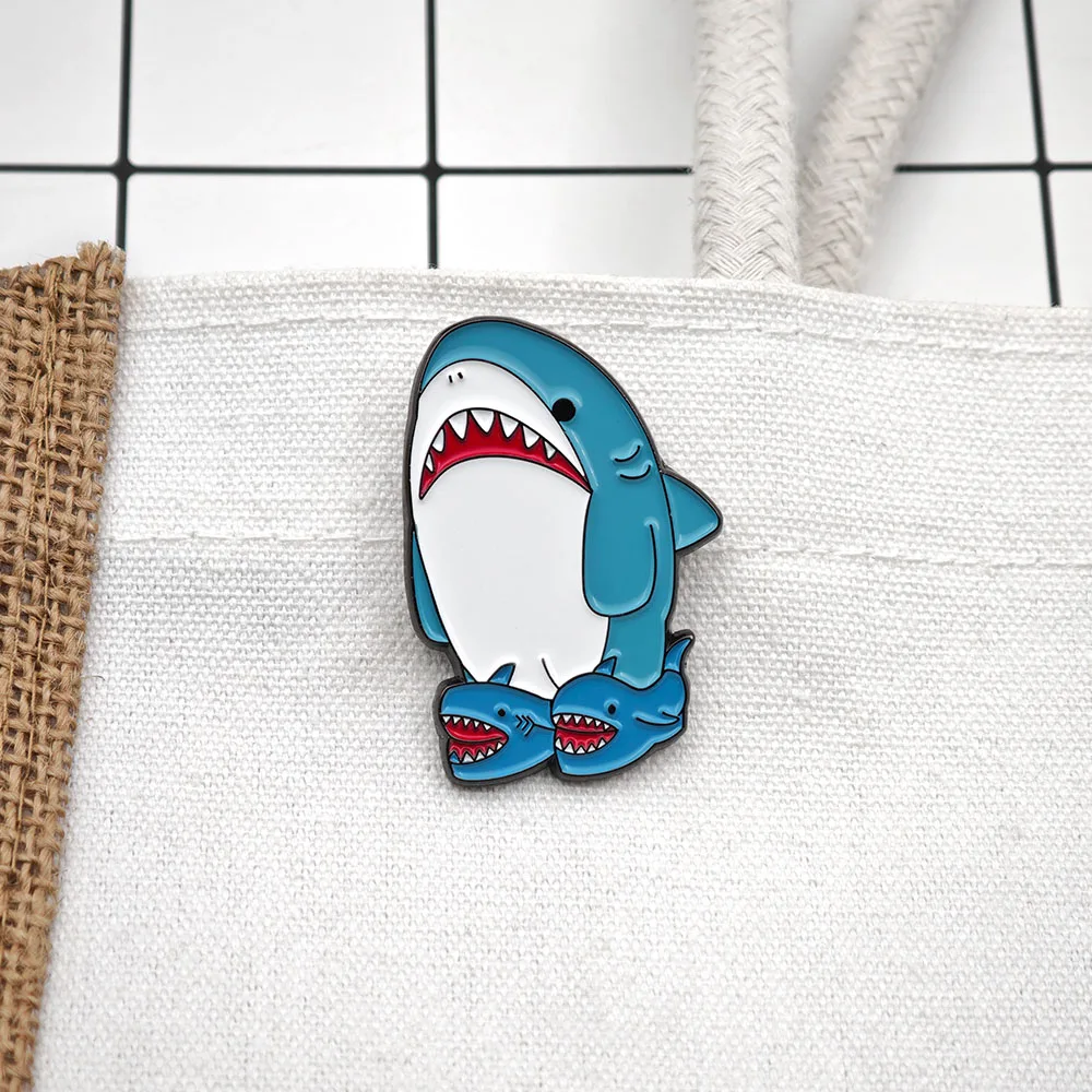 Niedlicher Hai in Haifisch-Hausschuhen Emaille-Pin Lustige Meeres-Tier-Broschen Kawaii Fisch-Anstecknadeln Meme-Schmuck Geschenk für Rucksack – Detail 8