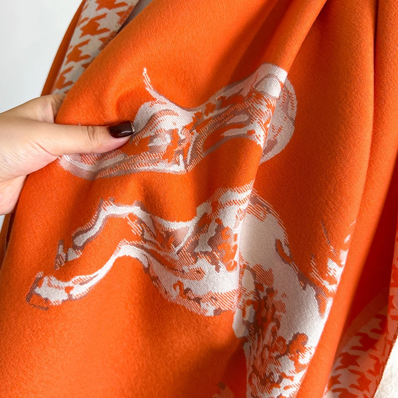 2025, Luxusmarke Damen-Winterschal aus Kaschmir – Pashmina-Schal mit Leopardenmuster und Quasten, Wickeltuch, Bandana und Poncho – Detail 7