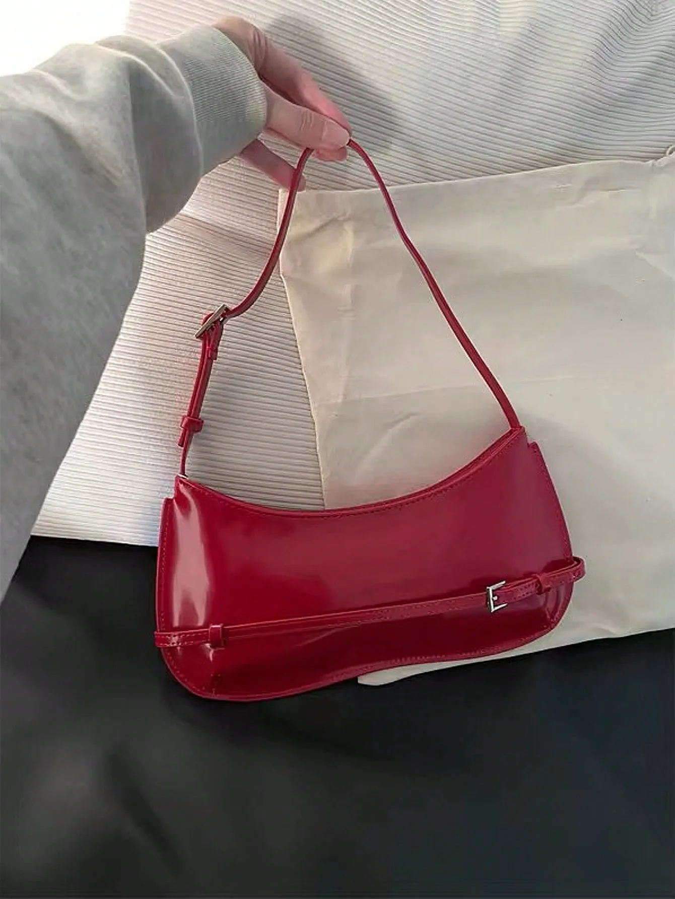 Underarm bag for women\'s 2024 summer new niche design with a touch of patent leather, one shoulder crescent shaped red bag