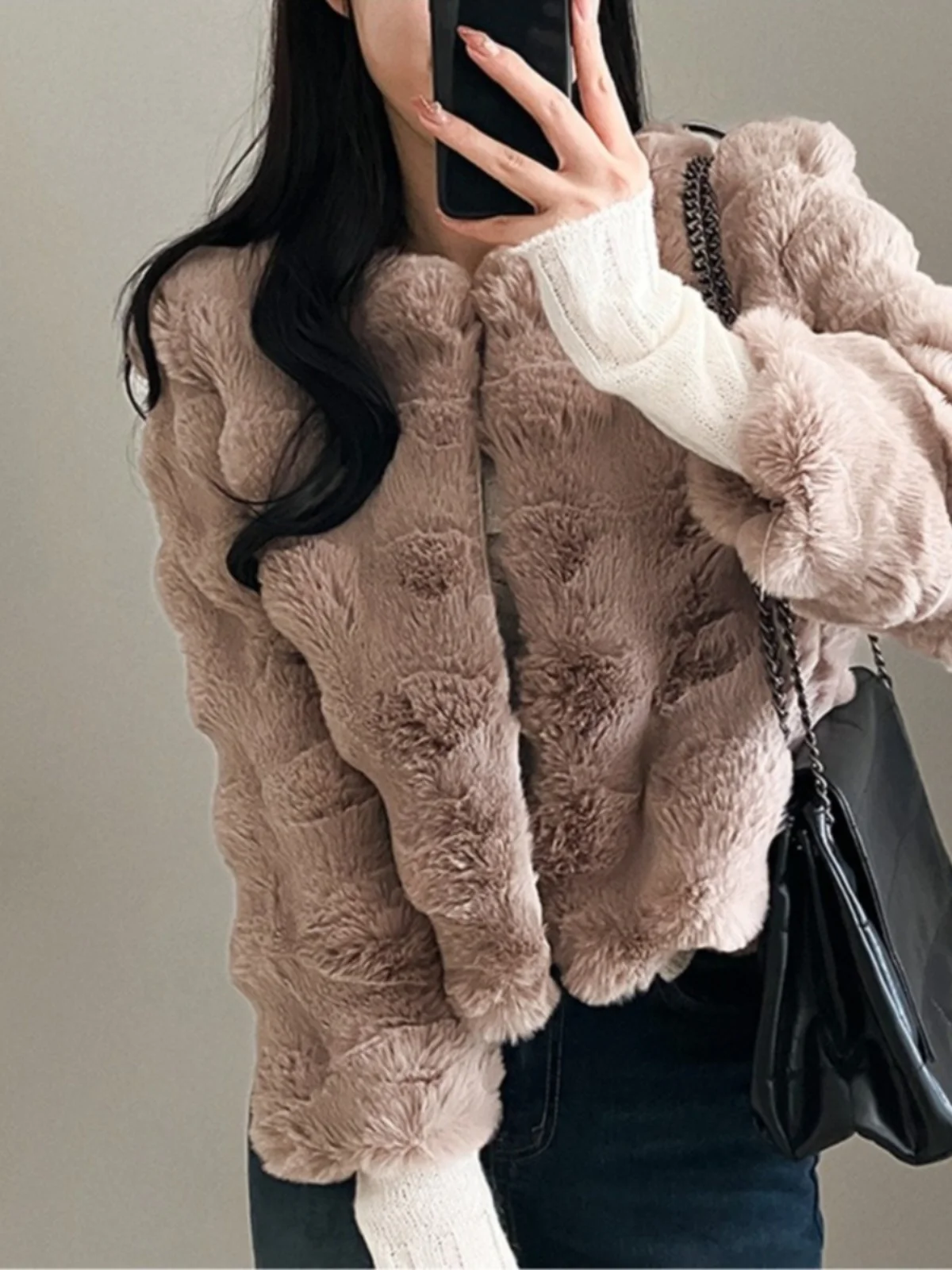 معطف فرو قصير شتوي للنساء بأسلوب كوري دافئ من الفرو الصناعي الفاخر ذو إحساس راقٍ وأناقة نسائية