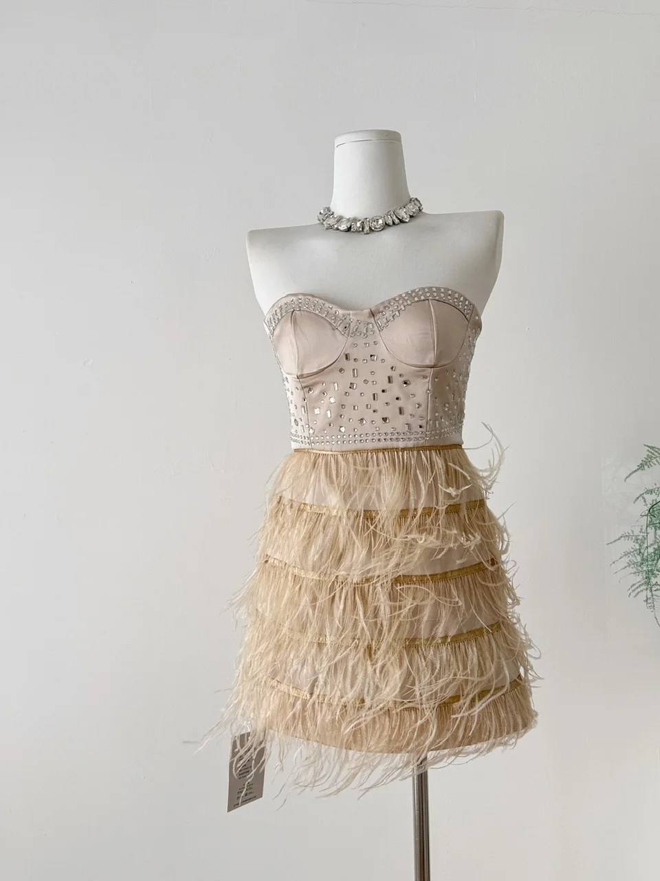 Ele Vestido de gala con hombros descubiertos Dr Faion Falda acampanada de cintura alta para mujer Detalle de plumas de lentejuelas No-Sve Cumpleaños Dr