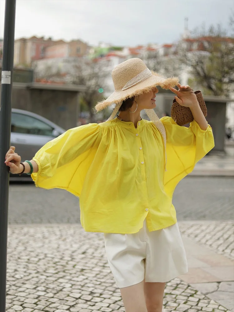 

WinnieTang: Дышащая, комфортная, приталенная рубашка из чистого хлопка с плиссированными рукавами-фонариками и воротником-стойкой.