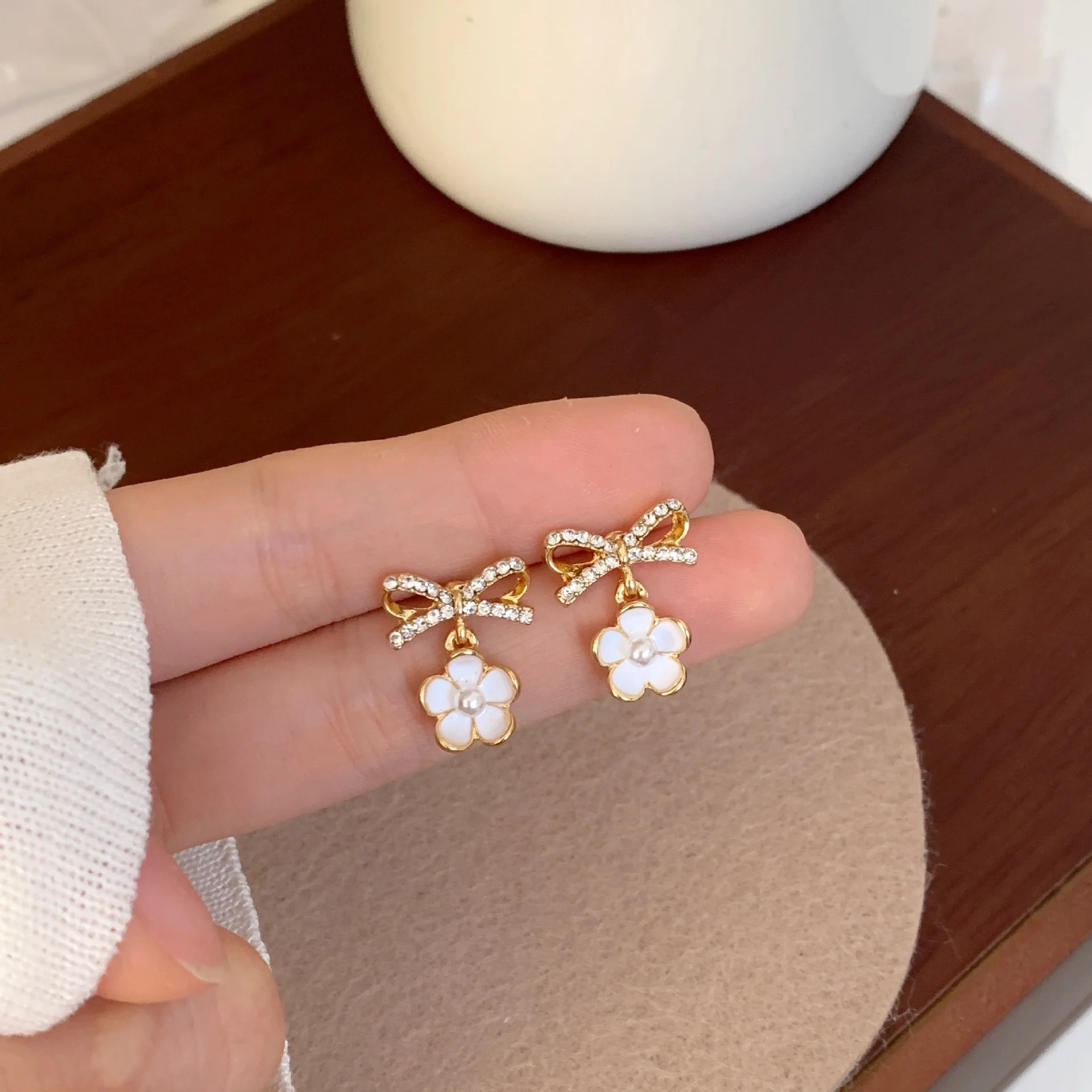 Pearl Simple Bow Clip Earrings No Hole Ear Clips White Floret Clip on Earring Without Piercing Minimalist Earring CEa1203