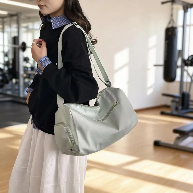 Beige Wasserabweisende Nylon-Reisetasche mit Verstellbarem Gurt Große Kapazität für Fitness Reisen Tägliche Pendlerfahrten – Detail 4
