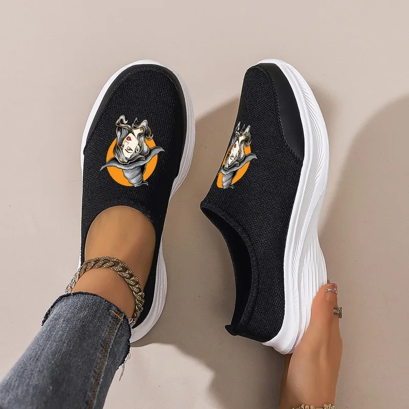 

Женские черные повседневные туфли без шнуровки с героями мультфильмов: массивная подошва для комфорта. Легко сочетается с джинсами и брюками для повседневного ношения.