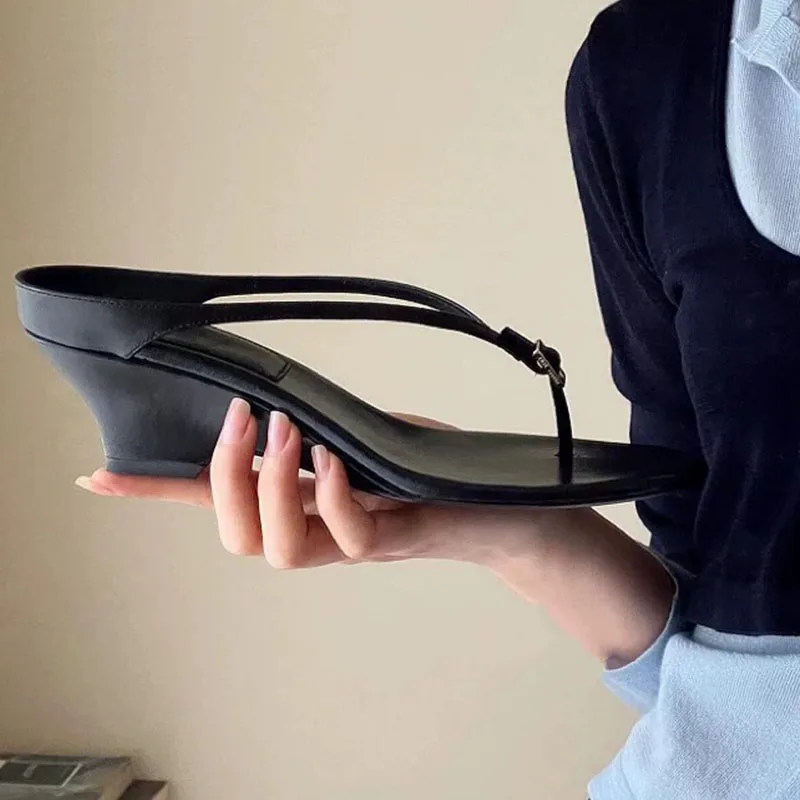 

Fashion Chunky Women Sandals 2025 Hot Sale Summer Ladies Outer Wear Sandals Female Elegant Fashion Model Catwalk Sandals