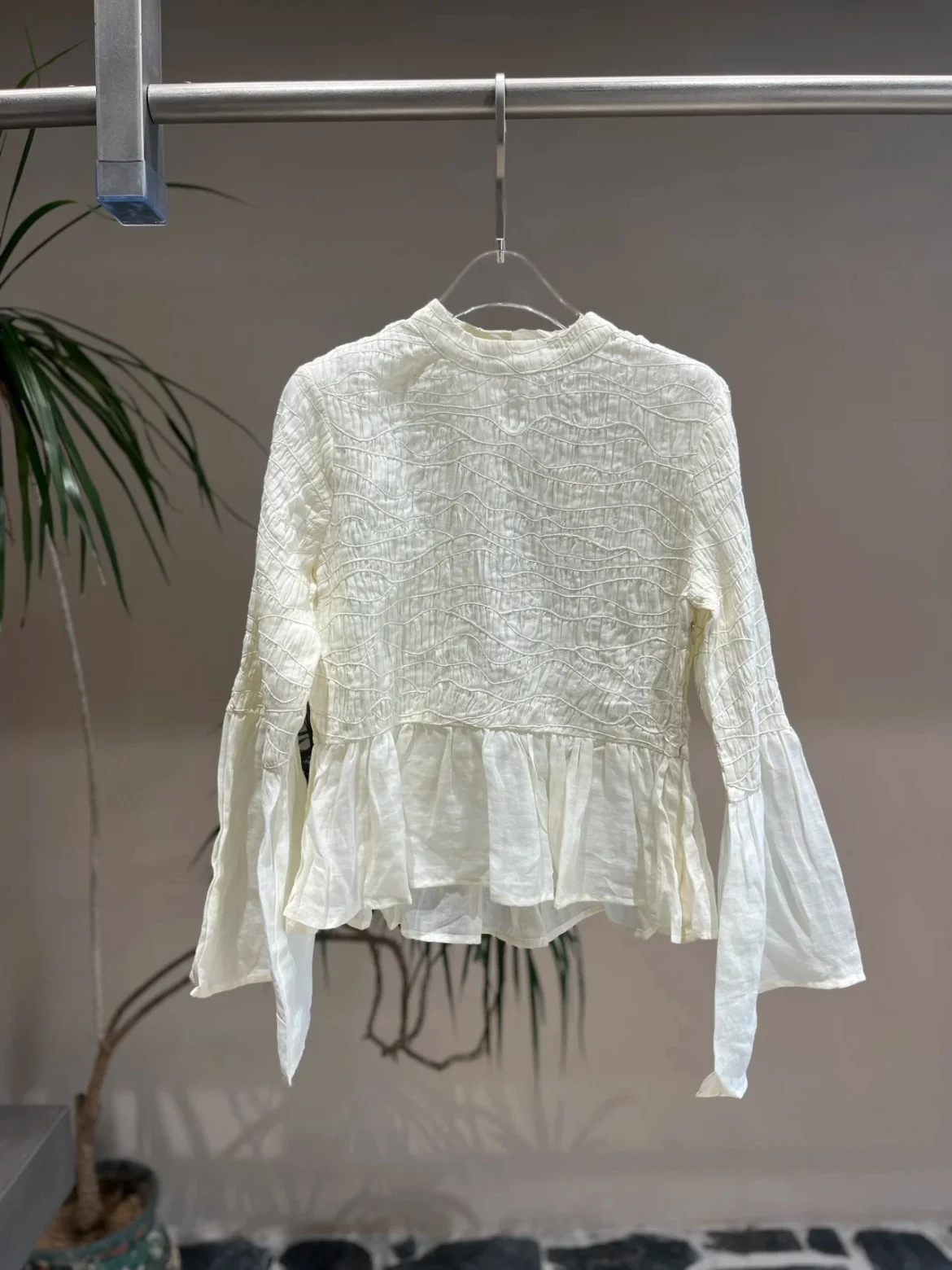 

Heidd Early Spring 2026 Court Sle Loose Fit Linen irt with Lace Sves And Embroidery Bell Sves And Pleats for Women