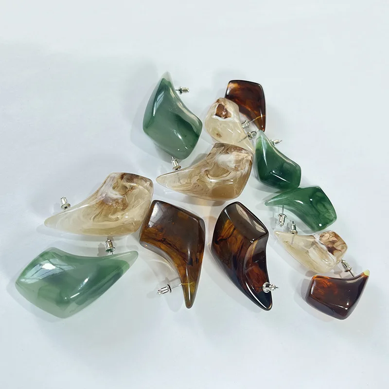 Vintage Amber Color Horn-shaped Resin Stud Earrings for Women Fashion Minimalist Jewelry Party Accessories