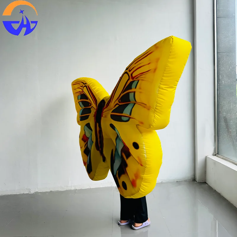 Alas de mariposa inflables, imitando el tema de insectos reales, con personas que llevan mariposas en la parte trasera, son decorativas.