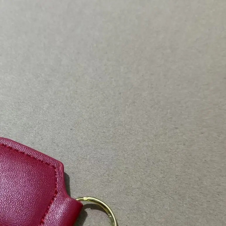 1X Wysokiej Jakości Skórzany Pokrowiec na Kluczyki Samochodowe Brelok Typu Shield z Emblematem 3D