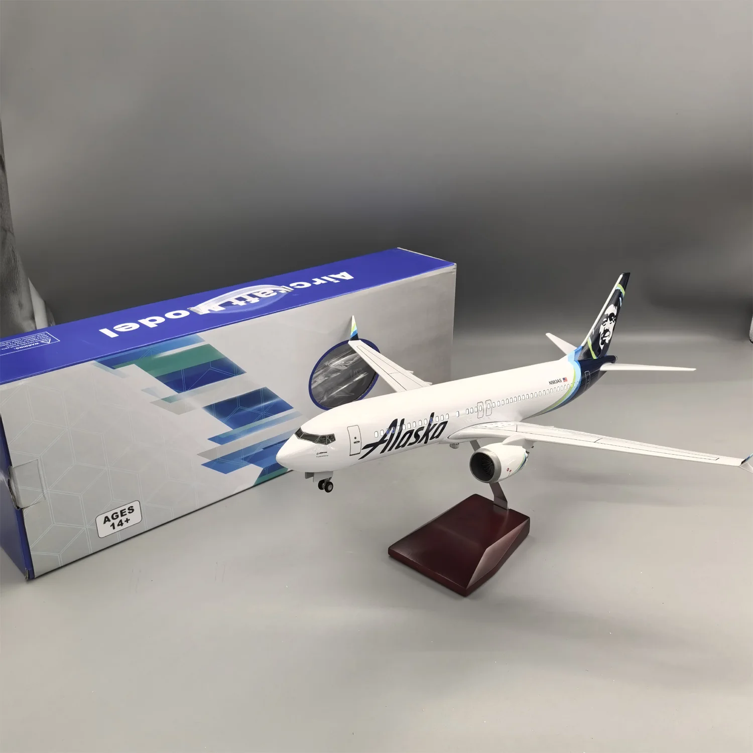 

47cm Model Plane Alaska Airways B737max 1/85 Scale Resin Static Collection airplane W Light & Wheel Toys for Kids Gift