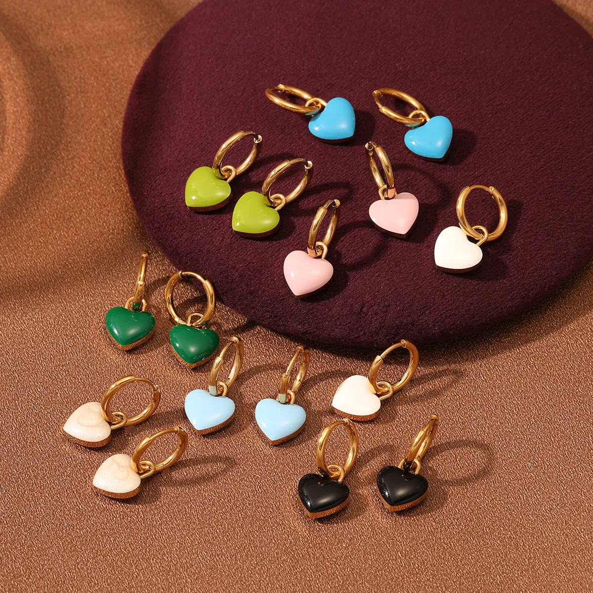 Boucles d'oreilles tendance en acier titane en forme de cœur coloré effet goutte d'huile, design de niche avec une touche de luxe léger et une sensation haut de gamme, style influenceur INS.