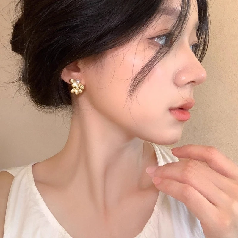 أقراط زهرة اللؤلؤ بطبقة مزدوجة من الدانتيل بنصف مروحة على الطراز الصيني الجديد مع نسيج أنثوي، مجوهرات هدايا العيد