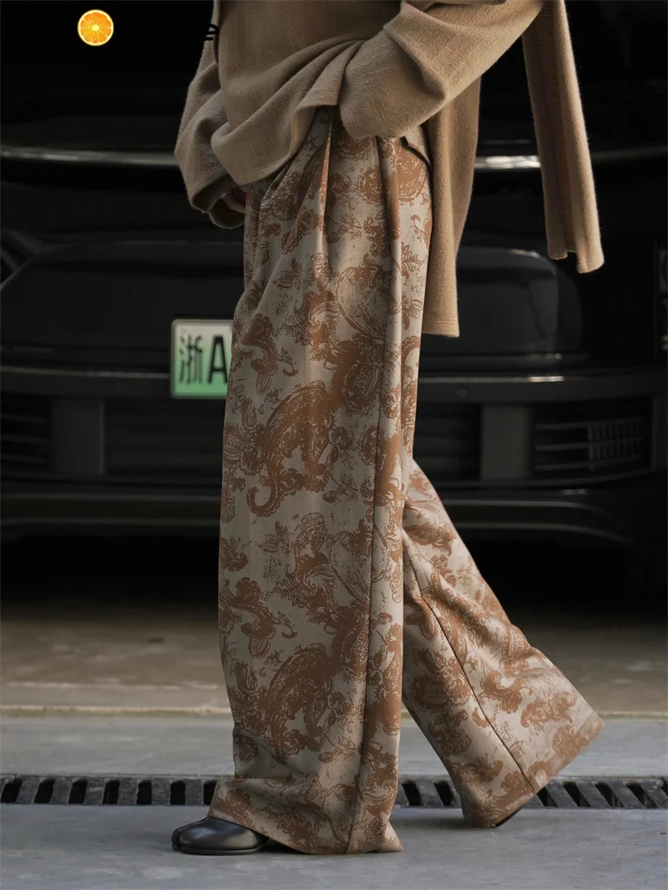 HanOrange 2025 Autunno/Inverno Moda Rilassamento Gamba Larga Pantaloni Stampati Donna Design Ciondolo Pantaloni Casual Marrone Caffè