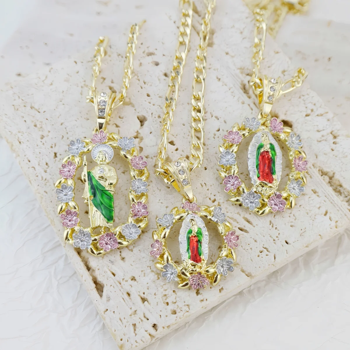 Colgante tricolor de Nuestra Señora de Guadalupe Virgen María, collar verde de San Jude, joyería mexicana chapada en oro de San Jude