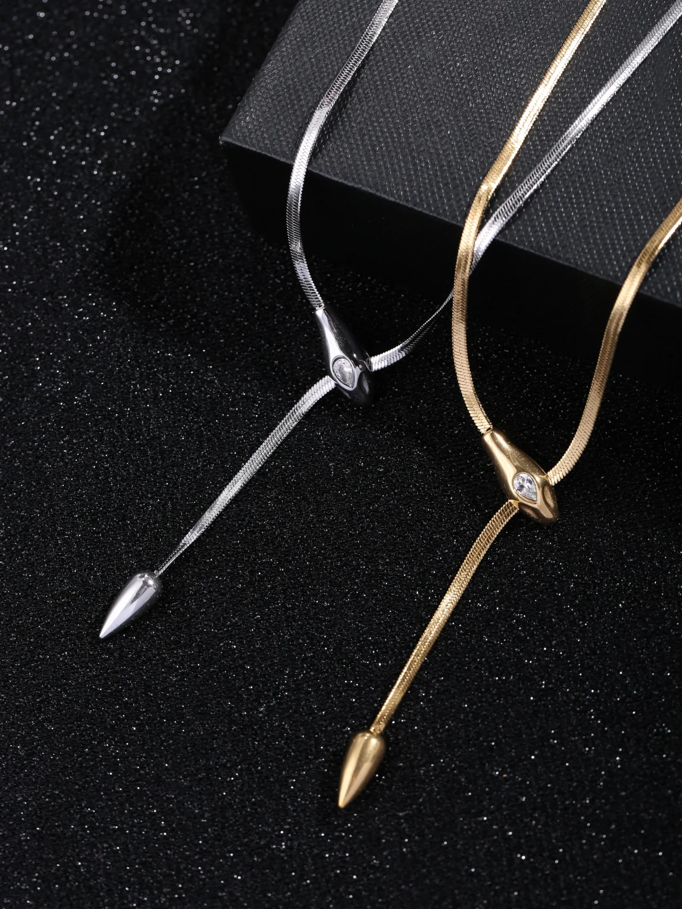 1 Piece Stainless Steel 18K Gold-Plated Snake Head Necklace with Rhinestones and Imitation Diamonds, Snake Bone Chain, Tapered Water Drop Pendant, Y-Shaped Adjustable Long Necklace Suitable for Women's Chic Retro Outfits, as a Base Accessory for Suits, Niche High-End Style, Exquisite Birthday Gift, Personalized Trendy Cool Style, Multi-Scenario Wearable Accessory