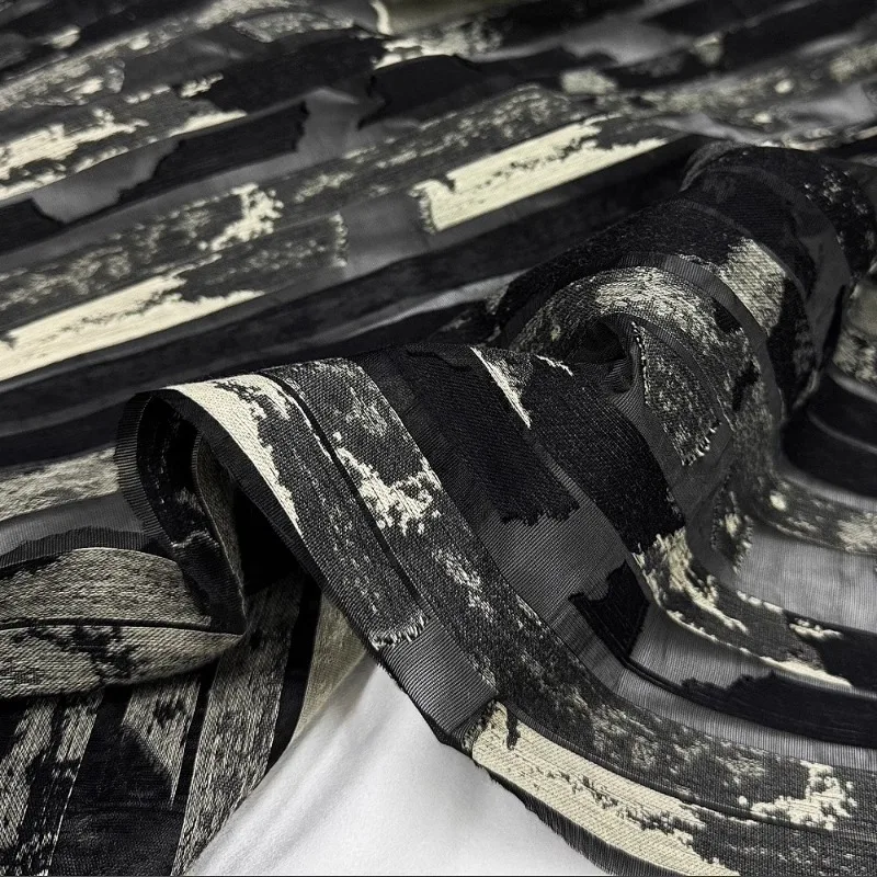 

Дизайнерская силуэтная полосатая жаккардовая ткань Черная, серая, ажурная текстура, пышная юбка, материал, ниша, текстиль, декор, ткань для одежды