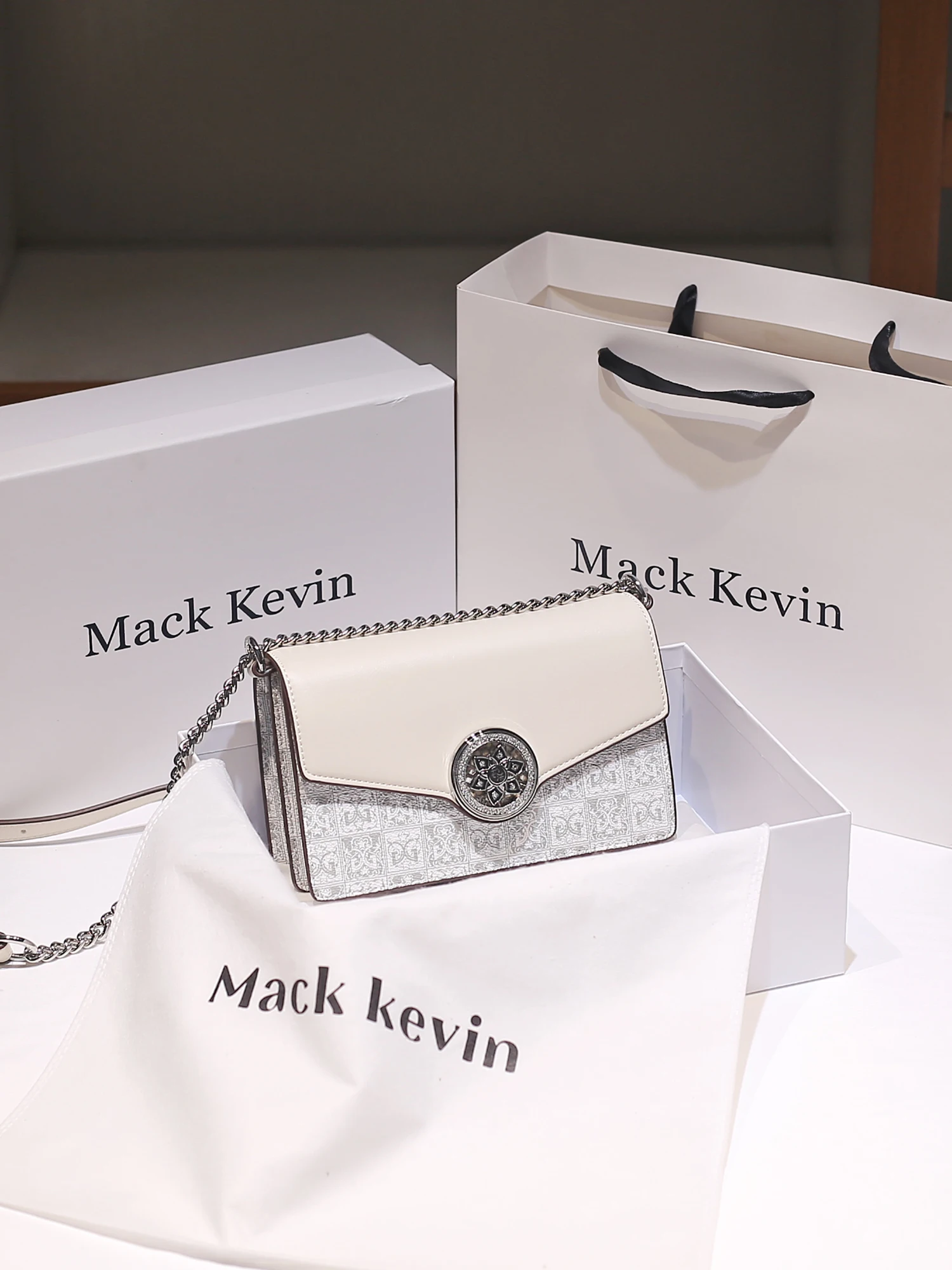 

Роскошные и оригинальные дизайнерские сумки с нежным замком. 2025 г. Женские популярные и классические сумки через плечо с цепочкой.