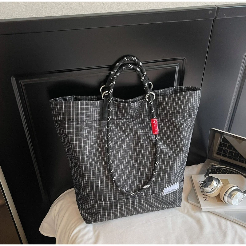 

Women's Retro Plaid Shoulder Bag, Stylish Large-capacity Travel Shopping Bag, Commuting Casual Versatile Woven Strap Tote Bag