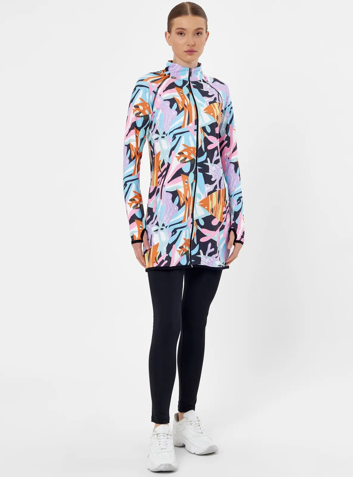 2-teiliger Damen-Sportanzug, lässige Laufjacke mit Stehkragen und Reißverschluss, locker und mittelgroß geschnitten, kombiniert mit schwarzen Leggings – Detail 8