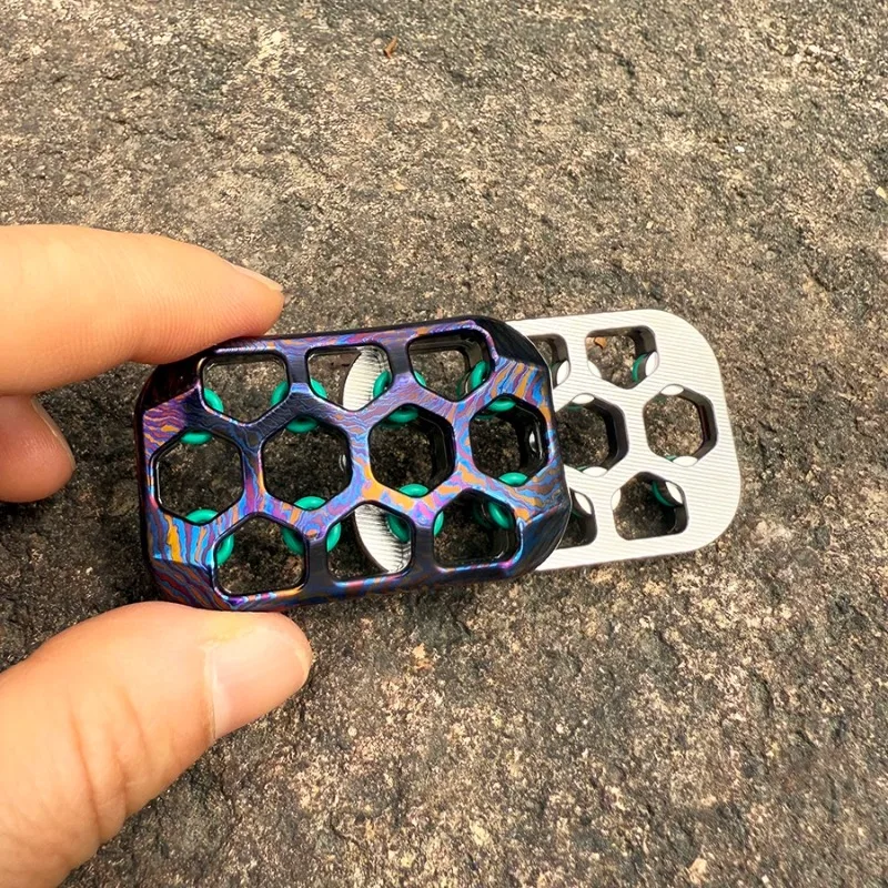 

2025 NewFully Hollowed Out Toad EDC Infinite Position Zirconium Horse Magnetic Metal Fingertip Push Card Decompression Desktop T