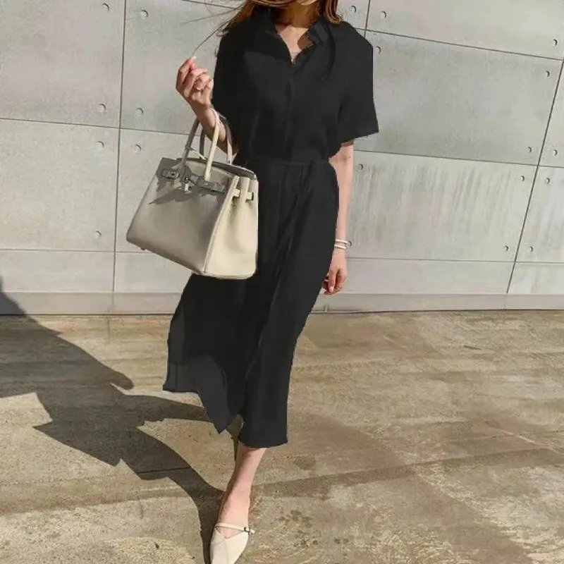 Minimalistisches Damen-Hemdblusenkleid mit lockerer Taille, Midi-Länge, kurzen Ärmeln, Knopfleiste, schmaler Passform und elegantem Design