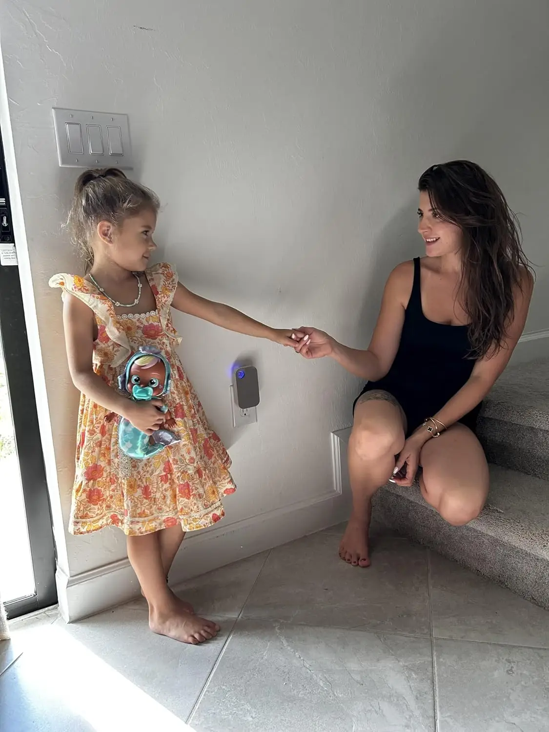 เครื่องฟอกอากาศแบบเสียบปลั๊กพร้อมเทคโนโลยีประจุลบ ดีไซน์กะทัดรัดไร้ไส้กรองเพื่อลดสารก่อภูมิแพ้และกลิ่นในห้องต่างๆ ในบ้าน